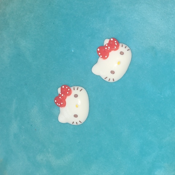 2 Hello Kitty Pins - Picture 5 of 15